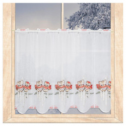 Weiße Plauener Spitze Kurzgardine mit niedlichen Eulen, roten Schals und Eiszapfen am Holzfenster.