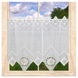 Weiße Plauener Spitze Kurzgardine mit gelben Akzenten und floralen Mustern im Fenster.