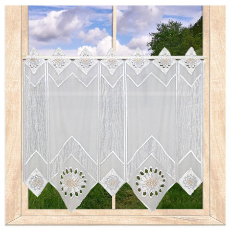Weiße Plauener Spitze Kurzgardine mit gelben Akzenten und floralen Mustern im Fenster.