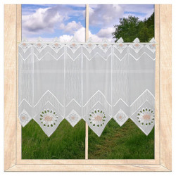 Weiße Plauener Spitze Kurzgardine mit Akzenten in Terra und floralen Mustern im Fenster.