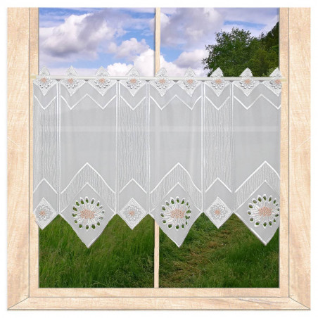 Weiße Plauener Spitze Kurzgardine mit Akzenten in Terra und floralen Mustern im Fenster.