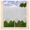 Weiße Plauener Spitze Kurzgardine mit Akzenten in Terra und floralen Mustern im Fenster.