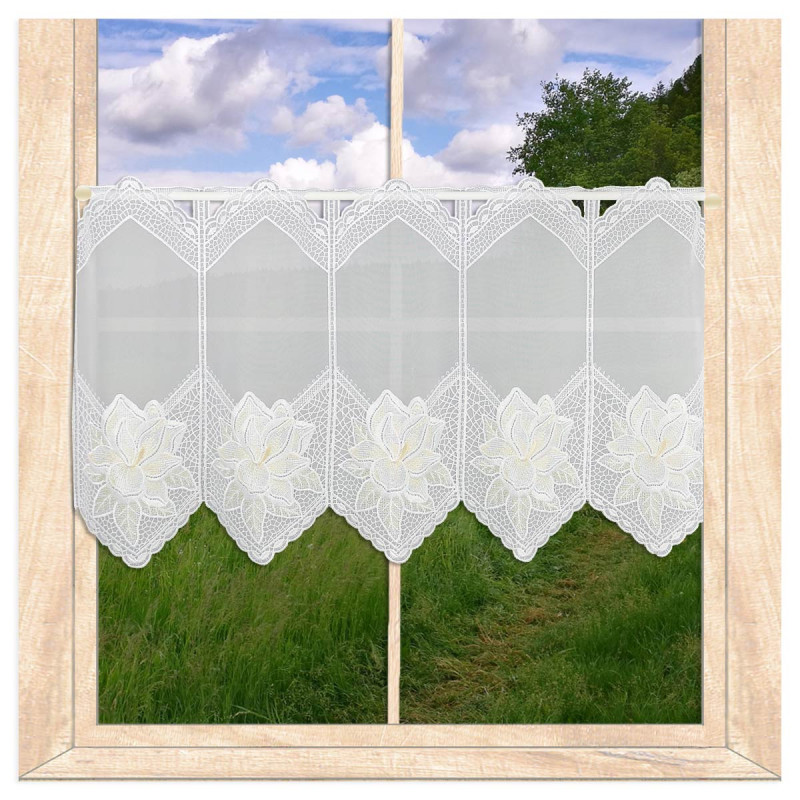 Weiße Plauener Spitze Kurzgardine mit gelben Akzenten und floralen Mustern im Fenster.