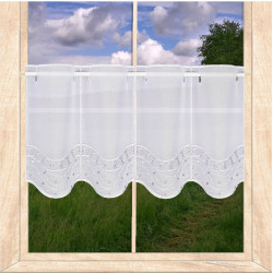 Bistrogardine Harmonie mit Wellen-Stickerei in Weiß und Taupe am Holzfenster.