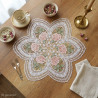 Deckchen aus Plauener Spitze mit orangen Rosen-Stickerei auf dekorierten Holztisch für edle Heimtextilien-Deko.