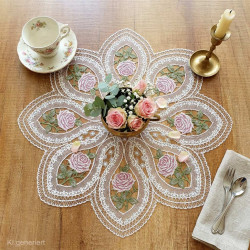 Deckchen aus Plauener Spitze mit altrosa Rosen-Stickerei auf dekoriertem Holztisch für edle Heimtextilien-Deko.