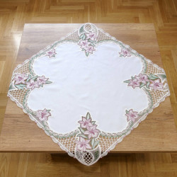 Mitteldecke aus Plauener Spitze mit filigraner fliederfarbener Blumen-Stickerei und Ziersaum.