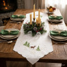 Festlicher Esstisch mit weißem Tischläufer, Weihnachts-Deko, Tannengrün und Kerzen im Esszimmer.