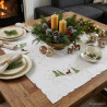 Quadratische Mitteldecke mit Winterhirsch-Motiv, Adventsgesteck und Kerzen auf Holztisch inszeniert.