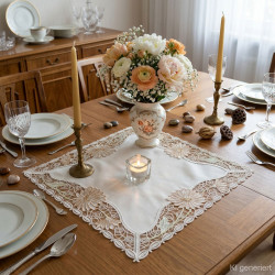 Elegante Mitteldecke mit altrosafarbener Spitzenbordüre auf eingedecktem Holztisch im Esszimmer inszeniert.