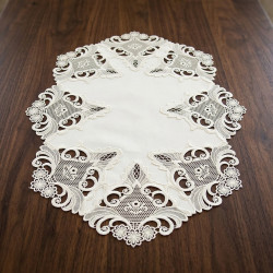 Ovale Deckchen-Spitze in Creme-Weiß mit kunstvollem Barockmuster flach auf dunklem Holzmöbel platziert.