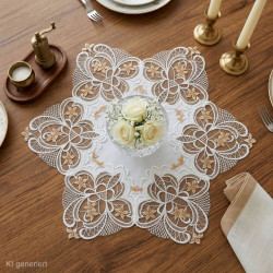 Tischwäsche aus Plauener Spitze in Beige und Cremeweiß im Esszimmer festlich mit Blumen dekoriert.