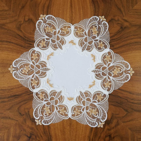 Spitzendecke aus Plauener Spitze in Cremeweiß und Beige flach auf Holz ausgelegt als Heimtextil.