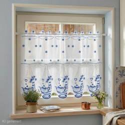 Scheibengardine mit blauer Teekannen-Stickerei stilvoll dekoriert am Fenster der Küche.