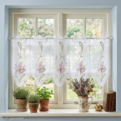 Scheibengardine in Weiß mit rosa Orchideen-Stickerei stilvoll dekoriert am Küchenfenster.