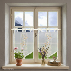 Kurzgardinen in Weiß mit Schmetterlings-Stickerei in Beige am Holzfenster für feine Heimtextilien-Deko.