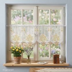 Transparente Scheibengardine aus Plauener Spitze mit gelben Rosenbäumen im Topf dekoriert am Fenster.