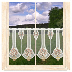 Transparenter Bistrovorhang in Weiß mit altrosa Rosenbaum-Motiv aus feiner Spitze  am Fenster dekoriert.