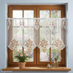 Transparente Scheibengardine aus Plauener Spitze mit altrosa Rosenbäumen im Topf dekoriert am Holzfenster.