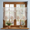Transparente Scheibengardine aus Plauener Spitze mit altrosa Rosenbäumen im Topf dekoriert am Holzfenster.