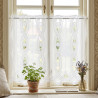 Weiße Kurzgardine aus Plauener Spitze elegant am Fenster im Wohnzimmer inszeniert.