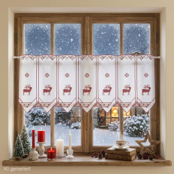 Scheibengardine mit weihnachtlicher Stickerei stimmungsvoll im winterlich dekorierten Fenster.