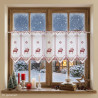 Scheibengardine mit weihnachtlicher Stickerei stimmungsvoll im winterlich dekorierten Fenster.