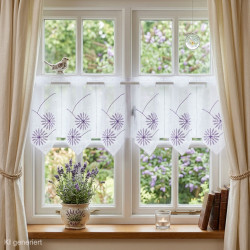 Scheibengardine in Weiß mit lila Stickerei schön dekoriert am Sprossenfenster im Landhausstil.