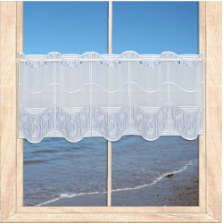 Weiße, halbtransparente Bistrogardine mit blauem Wellenmuster. Maritime Fensterdekoration dekoriert vor Strandkulisse.