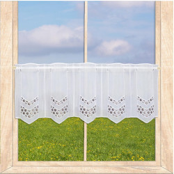 Halbtransparente Scheibengardine in Weiß mit brauner Stickerei. Fensterdeko am Fenster vor Wiese. 30 cm hoch
