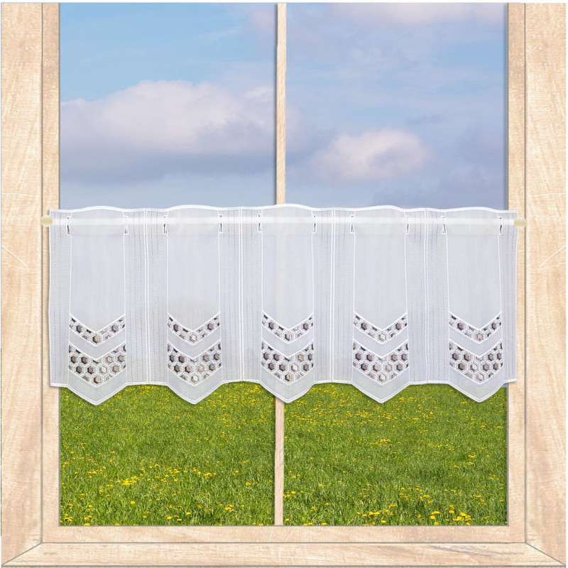 Halbtransparente Scheibengardine in Weiß mit brauner Stickerei. Fensterdeko am Fenster vor Wiese. 30 cm hoch