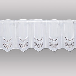 Halbtransparente Scheibengardine in Weiß als Freisteller. Feine Heimtextilien mit brauner Mosaik-Stickerei. 30 cm hoch