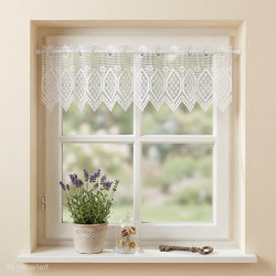 Weiße Scheibengardine aus Plauener Spitze mit Rautenmuster im Fenster mit Lavendel, halbtransparentes Heimtextil. 18 cm hoch