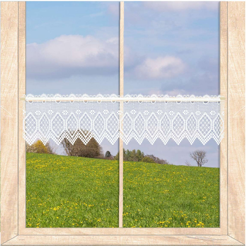 Halbtransparente Scheibengardine in Weiß mit feinem Rautenmuster aus Plauener Spitze vor sommerlicher Wiesenlandschaft. 18 cm Höhe