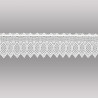 Weiße Scheibengardine mit aufwendigem Rautenmuster und Spitzenkante, halbtransparentes Heimtextil im Detail. 18 cm Höhe