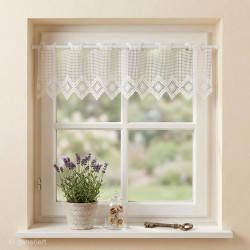 Weiße, halbtransparente Scheibengardine in Plauener Spitze am Küchenfenster mit Lavendel im Topf, Heimtextilien mit Häkelmuster. 18 cm hoch