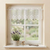 Weiße, halbtransparente Scheibengardine in Plauener Spitze am Küchenfenster mit Lavendel im Topf, Heimtextilien mit Häkelmuster. 18 cm hoch