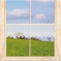 Weiße, halbtransparente Scheibengardine mit traditionellem Häkelmuster und Blumenkante,  Heimtextilien für das Fenster. 18 cm hoch