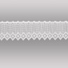 Detailansicht einer weißen, halbtransparenten Scheibengardine mit filigranem Häkelspitzen-Muster, Heimtextilien mit edler Bogenkante. 18 cm hoch