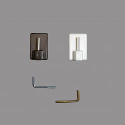 Set aus braunen und weißen Klebehaken sowie silbernen und goldenen Schraubhaken für Scheibengardinen.